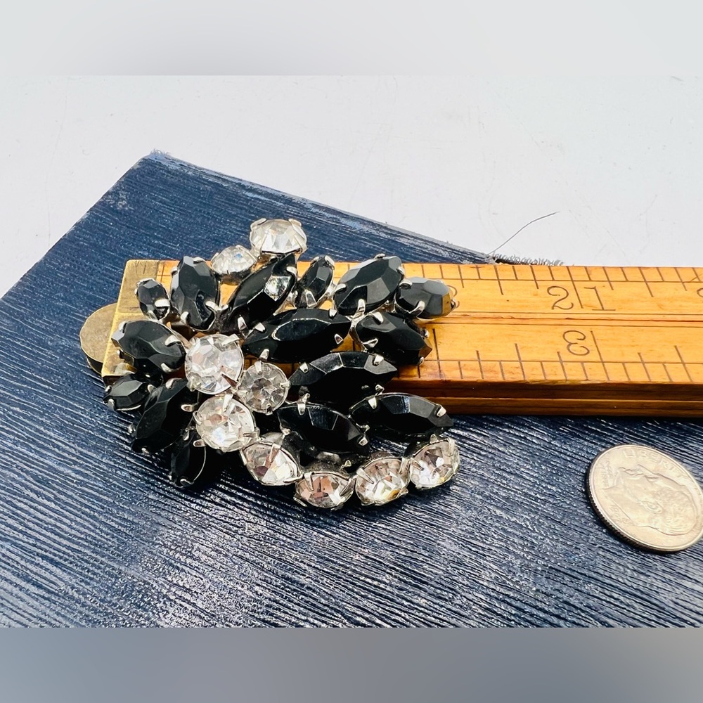 Vintage silver tone brooch pin with black & clear rhinestones costume jewelry - Picture 4 of 8